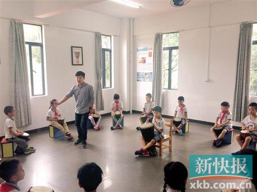 民办小学少年宫的非洲鼓课程上,音乐老师李辉正在给一年级学生讲授非洲鼓的打击技巧。