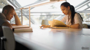 英国大学分三六九等，学生读书投入时间相去甚远。(BBC中文网)